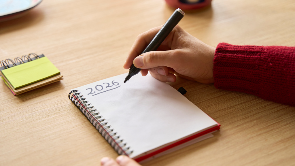Persona apuntando en una libreta los propósitos de año nuevo