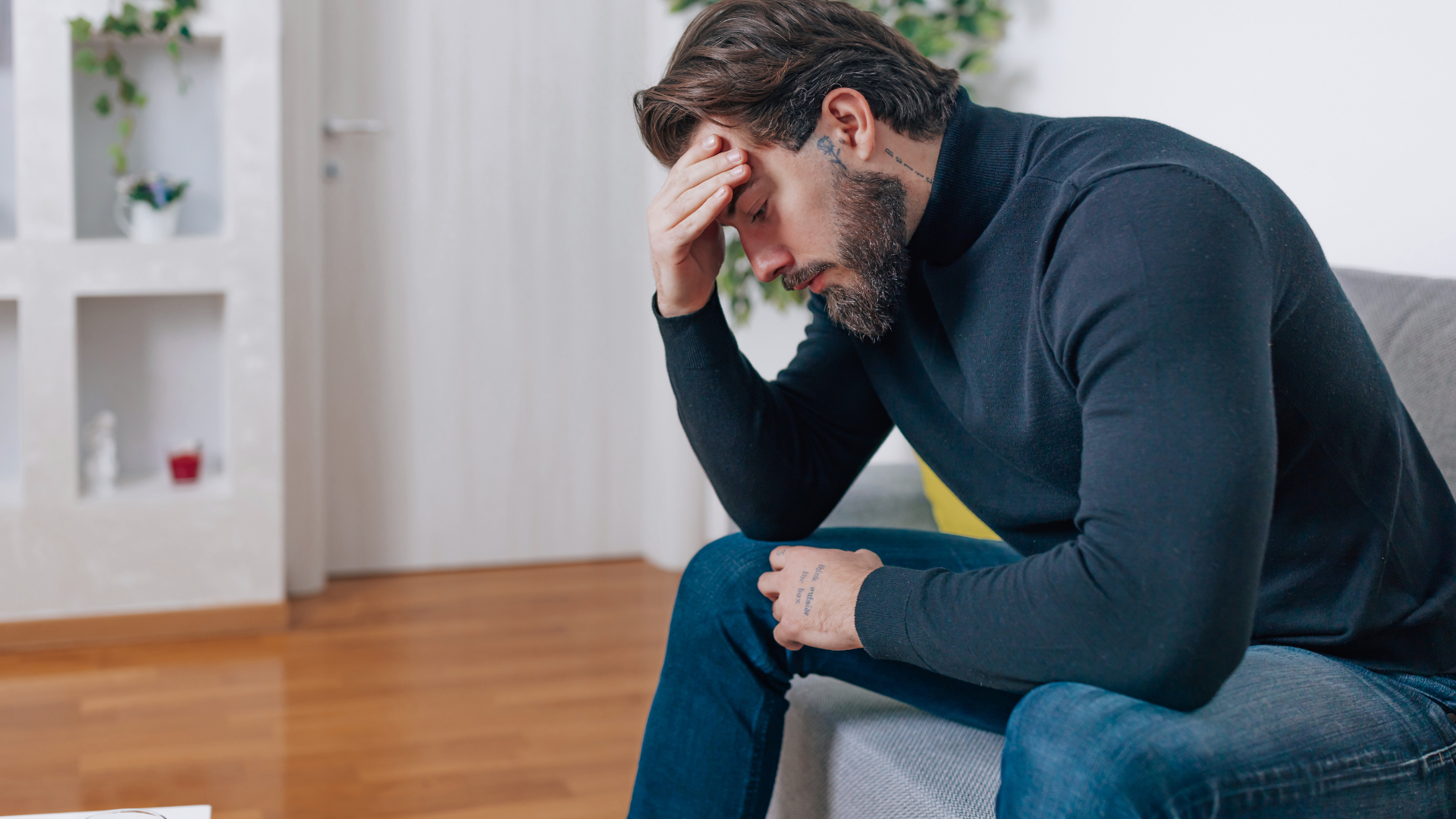 Persona regulando y gestionando la sobrecarga emocional