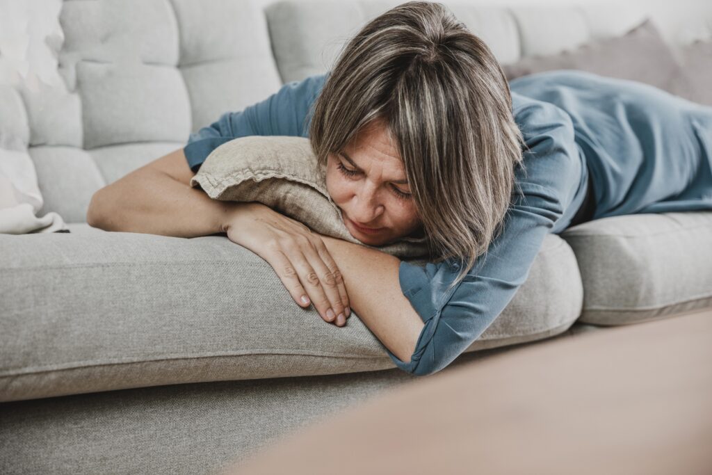 mujer con pereza o depresion